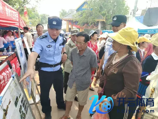 泼水节世东谈主开车到派出所和考查互泼 寓教于乐普法宣传